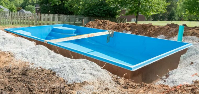 Jak powstaje kompozytowa niecka basenowa i co decyduje o jej trwałości zimą?